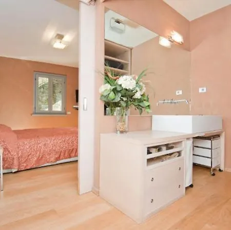 Appartement Fiumelatte Sleeps 4 Air Con *