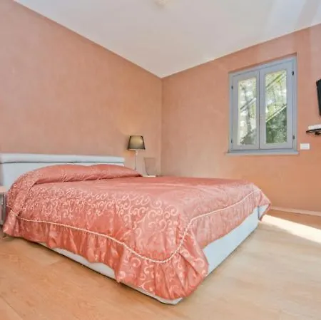 Fiumelatte Sleeps 4 Air Con Varenna